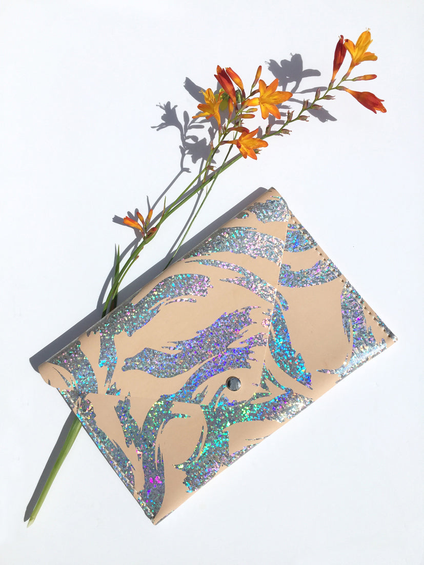 NEW WAVE ENVELOPE CLUTCH - SILVER SPARKLE